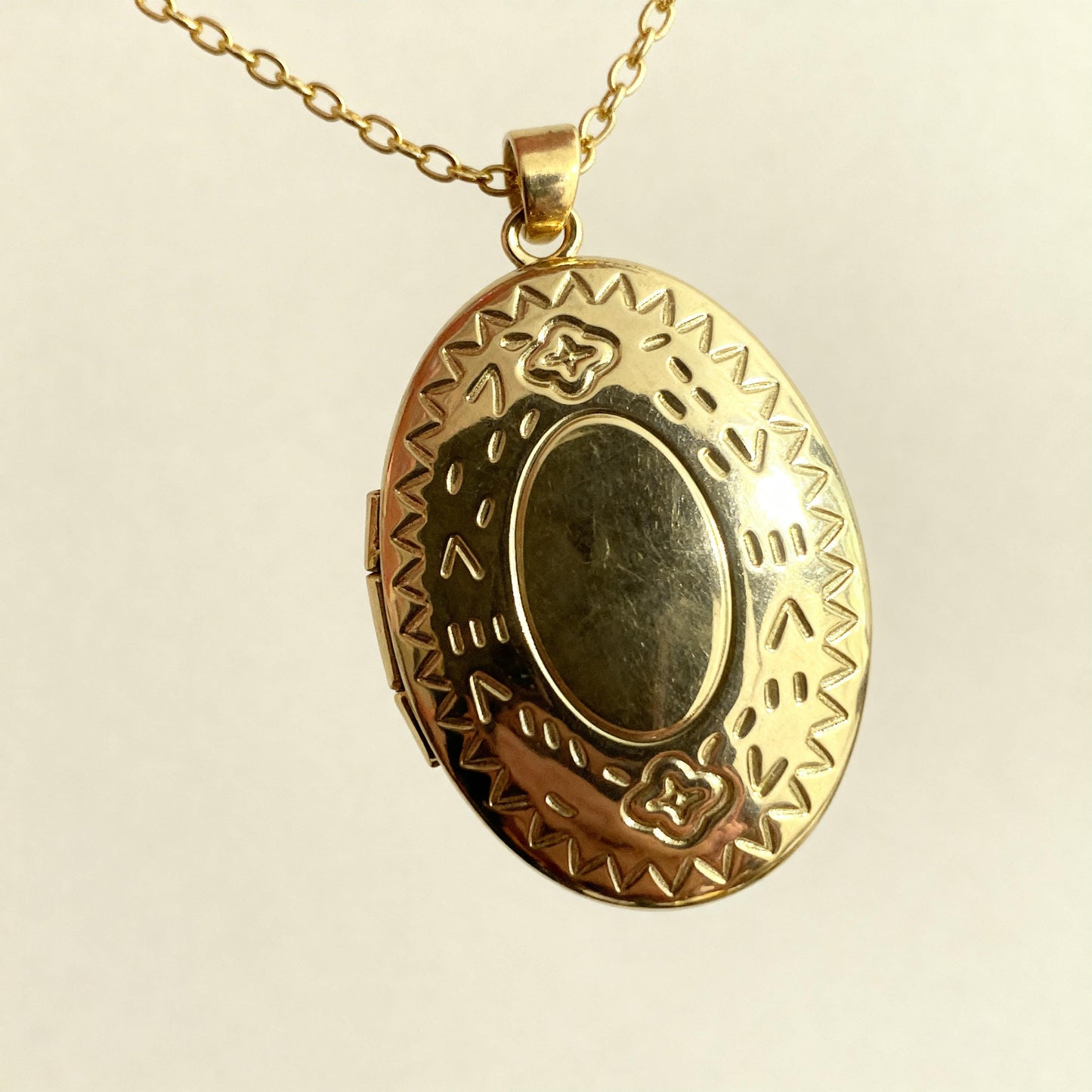 Vintage Engraved Oval Photo Locket Necklace – Personalized Keepsake Gift