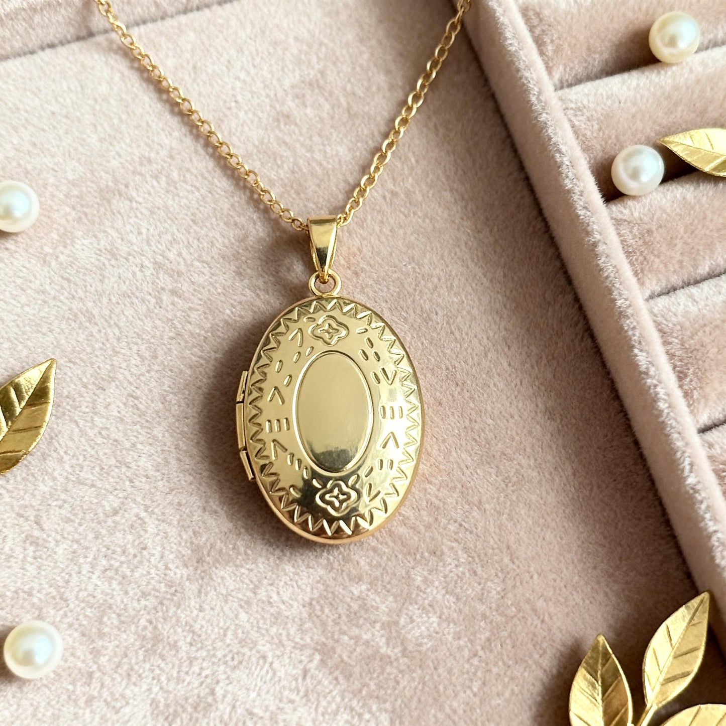 Vintage Engraved Oval Photo Locket Necklace – Personalized Keepsake Gift