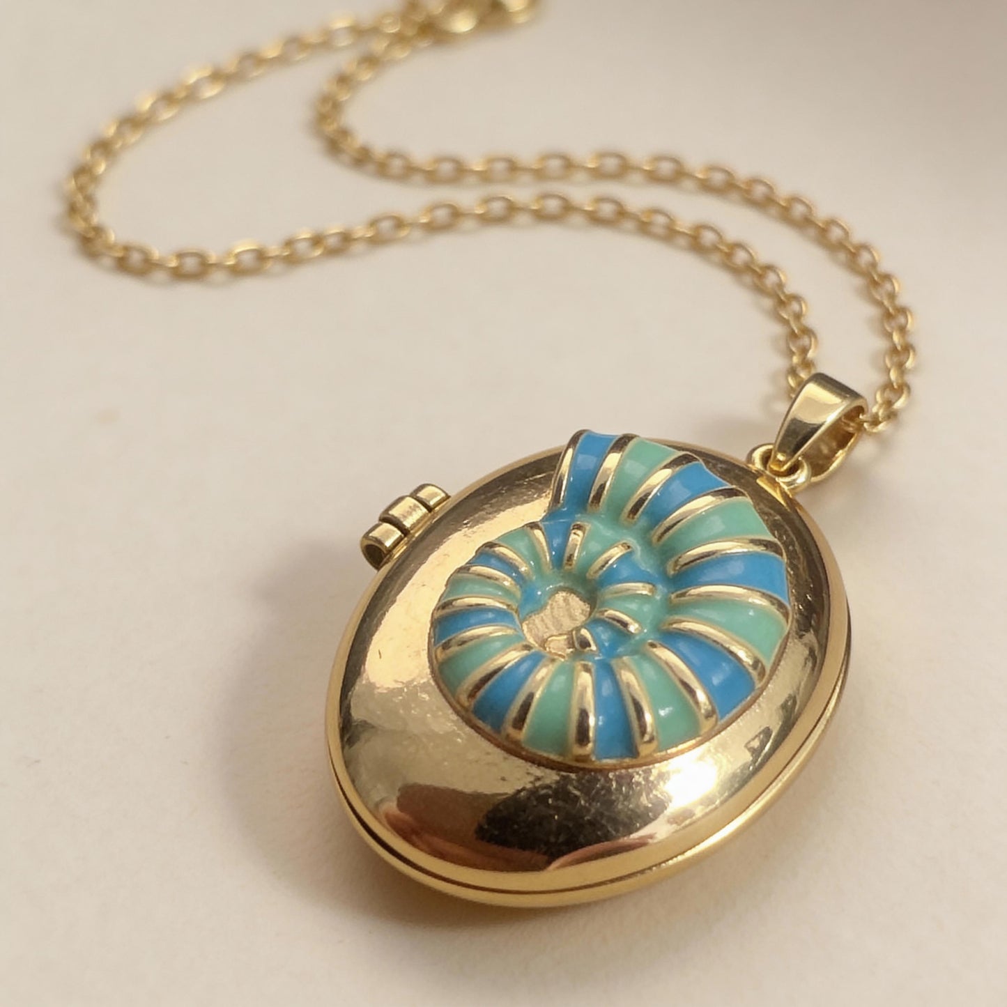 Sundial Shell Oval Photo Locket Necklace – Personalized Keepsake Gift