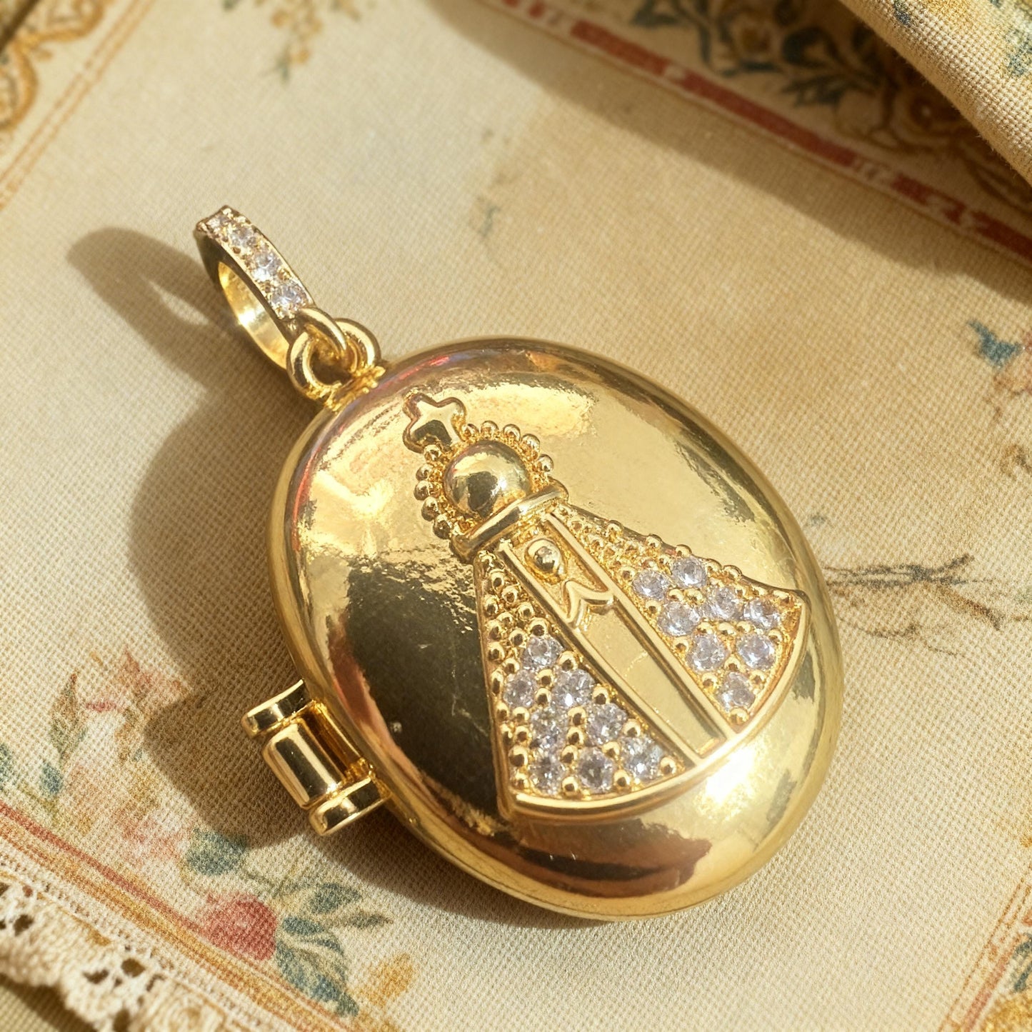 Virgin Mary Oval Photo Locket Necklace – Personalized Keepsake Gift