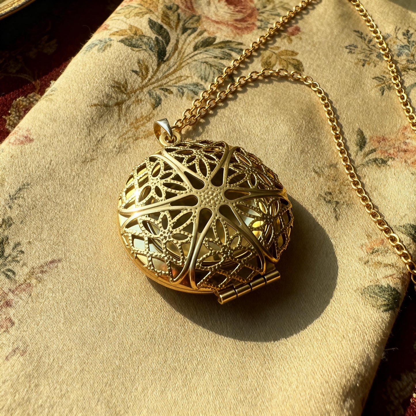 Filigree Round Photo Locket Necklace – Personalized Keepsake Gift