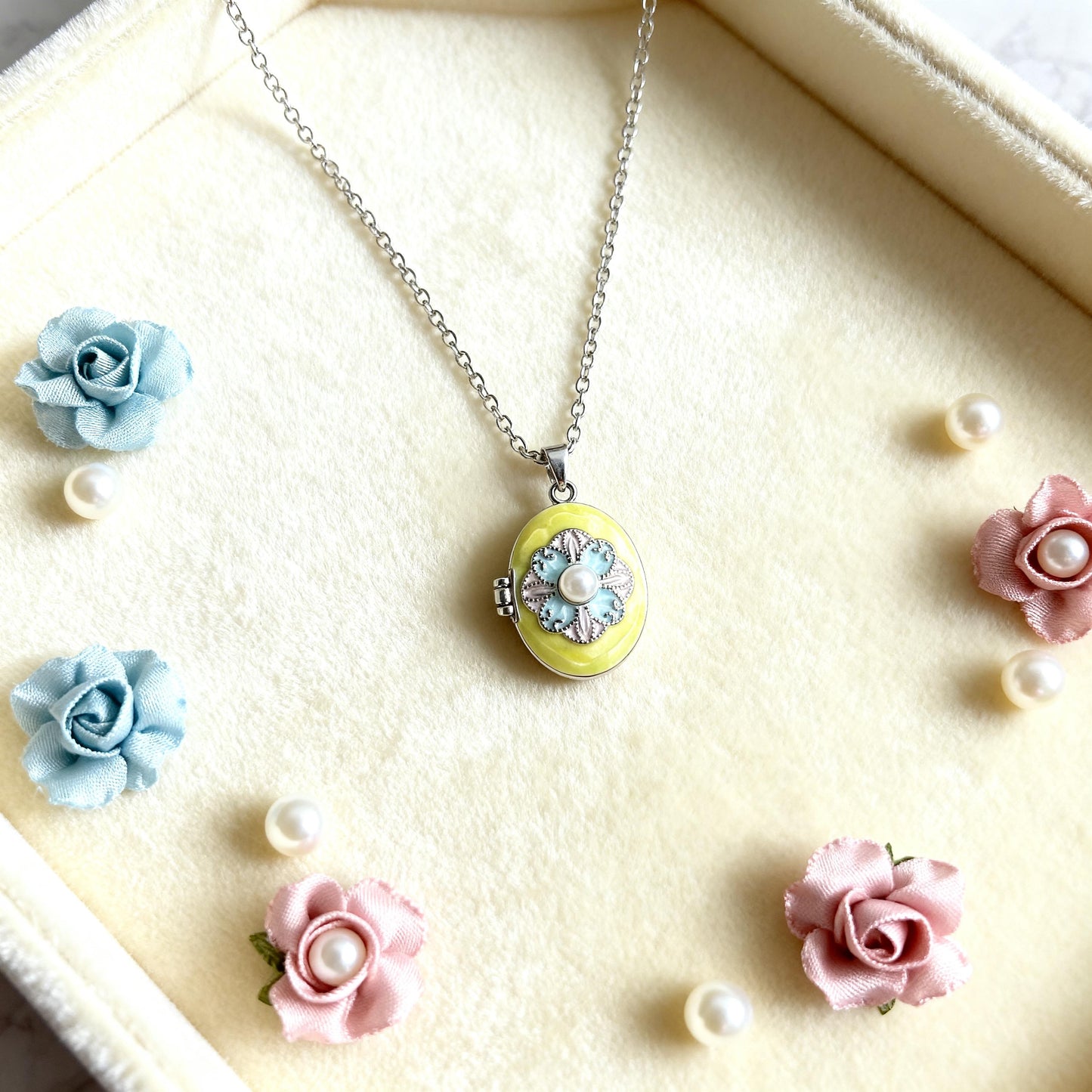 Pastel Pearl Floral Oval Photo Locket Necklace – Personalized Keepsake Gift