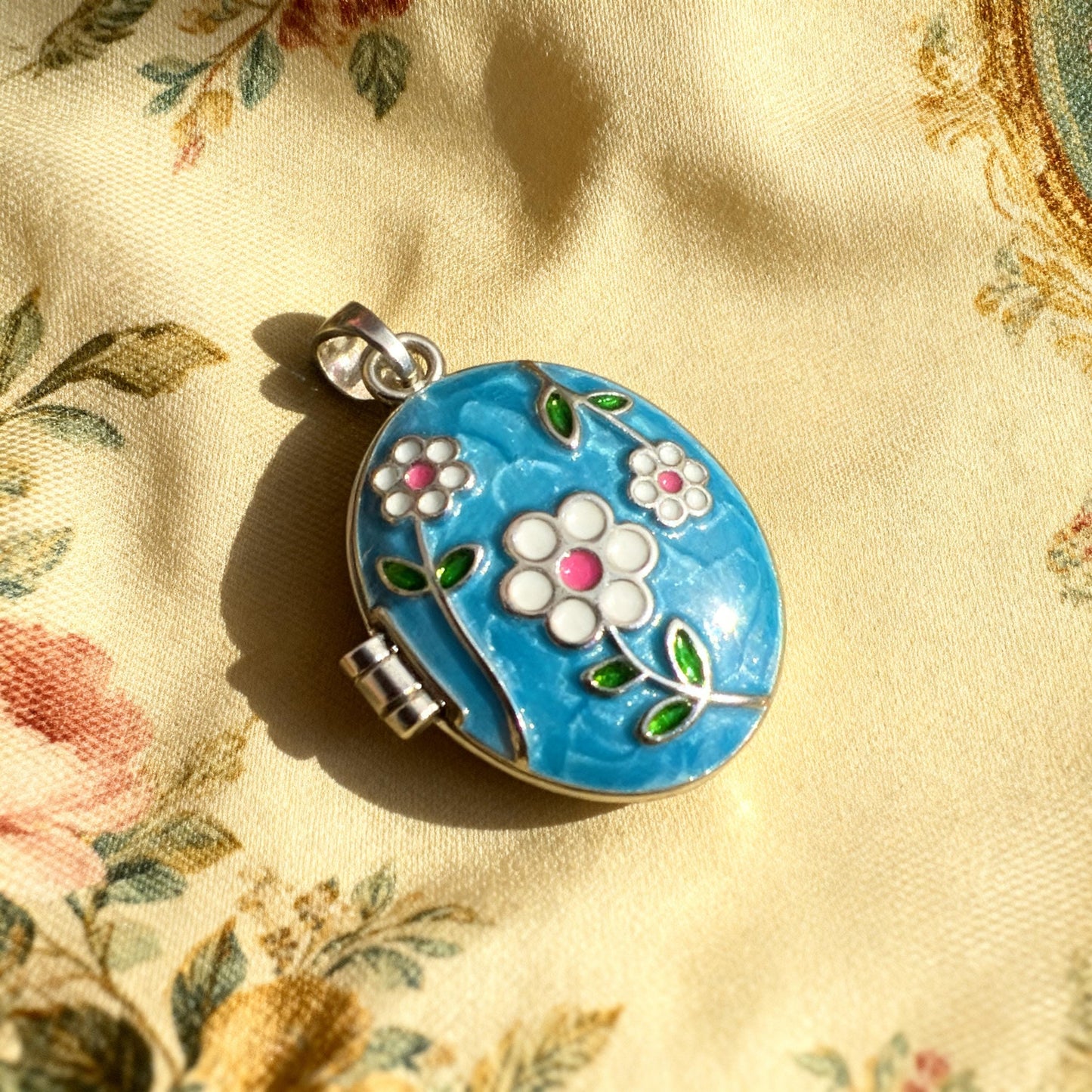 Blue Daisy Floral Oval Photo Locket Necklace – Personalized Keepsake Gift