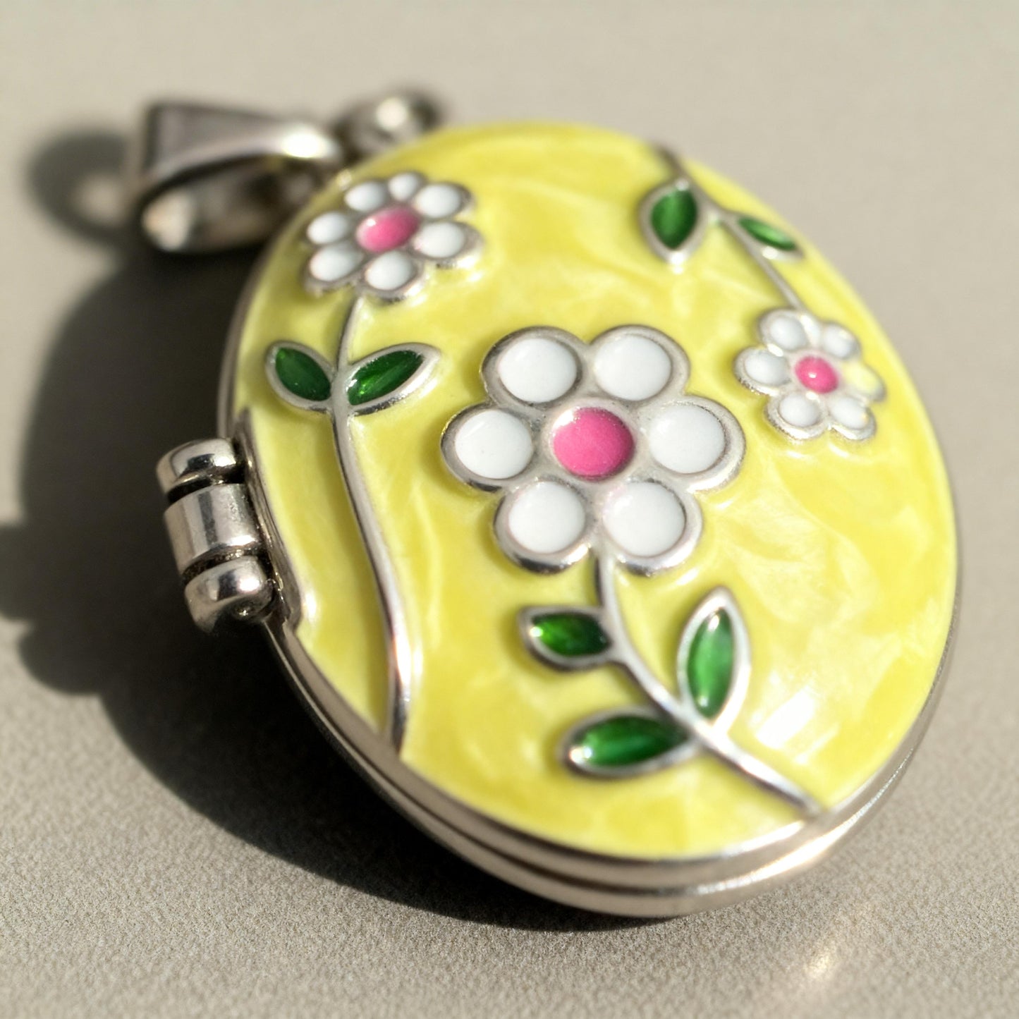 Daisy Floral Oval Photo Locket Necklace – Personalized Keepsake Gift