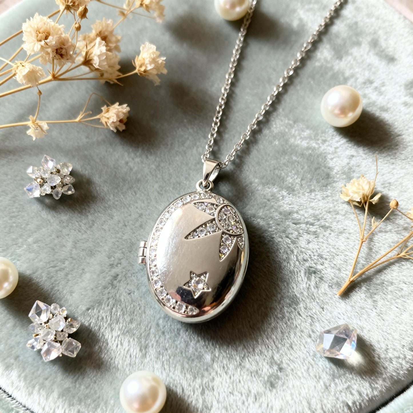 Crystal Star Oval Photo Locket Necklace – Personalized Keepsake Gift