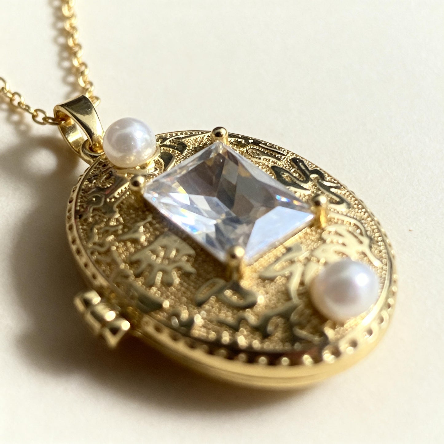 Crystal Pearl Oval Photo Locket Necklace – Personalized Keepsake Gift
