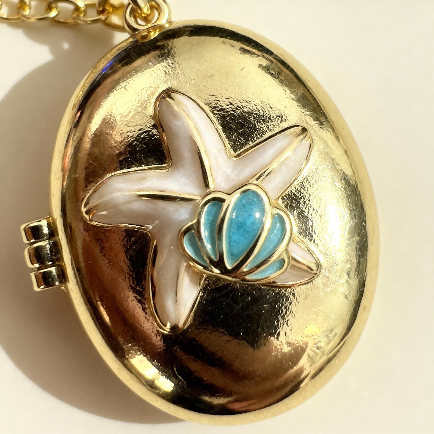 Starfish Oval Photo Locket Necklace – Personalized Keepsake Gift