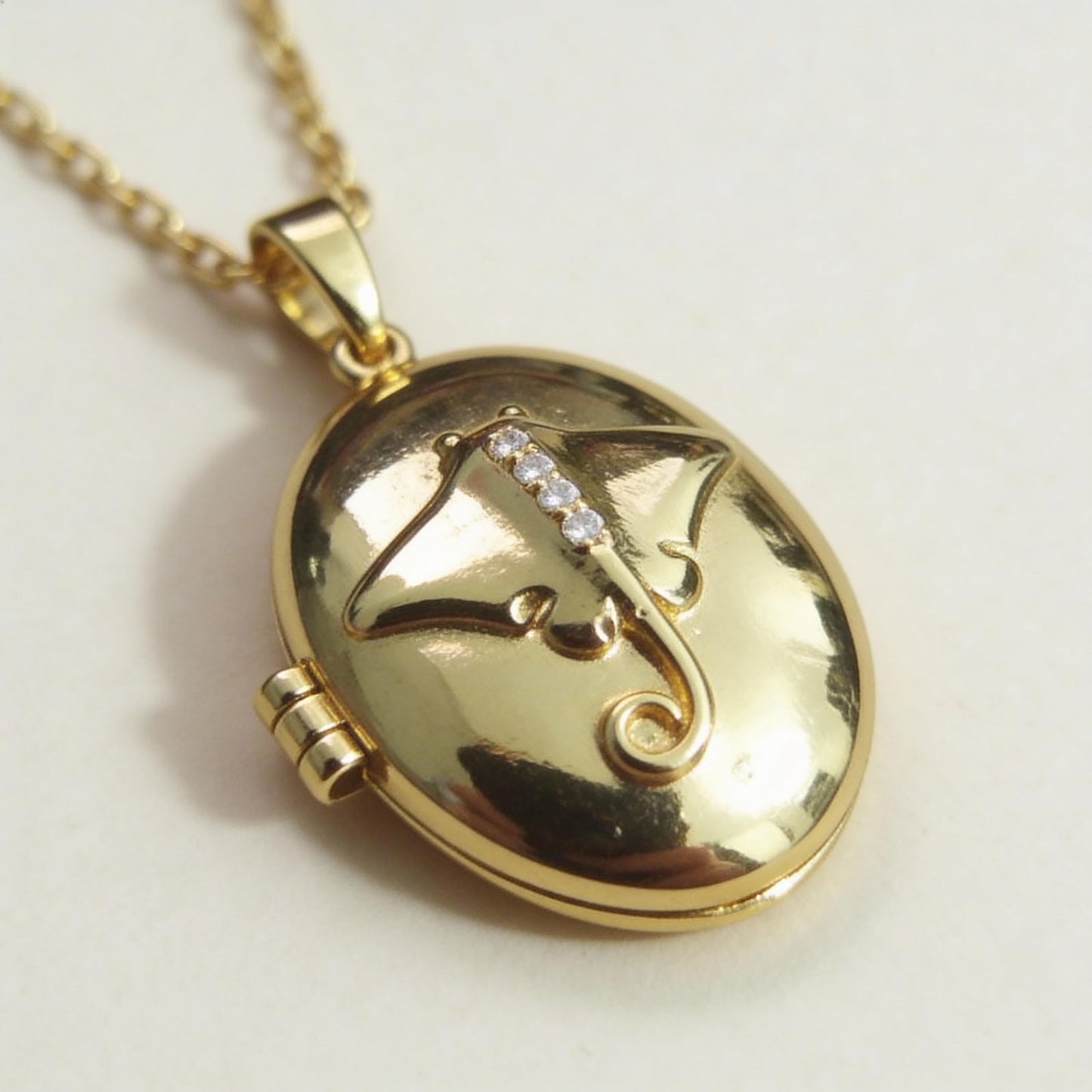 Manta Ray Oval Photo Locket Necklace – Personalized Keepsake Gift