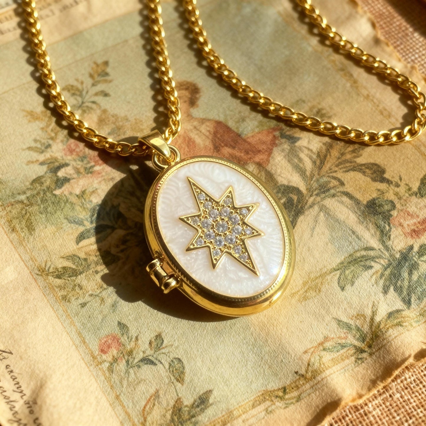 White Star Oval Photo Locket Necklace – Personalized Keepsake Gift