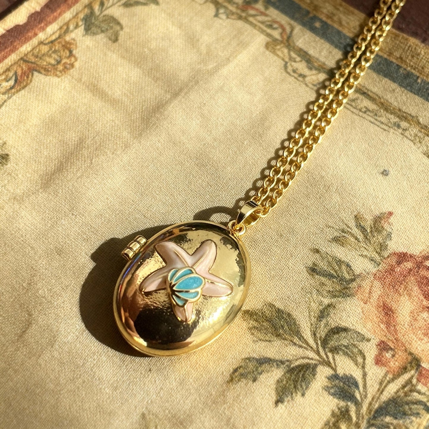Starfish Oval Photo Locket Necklace – Personalized Keepsake Gift