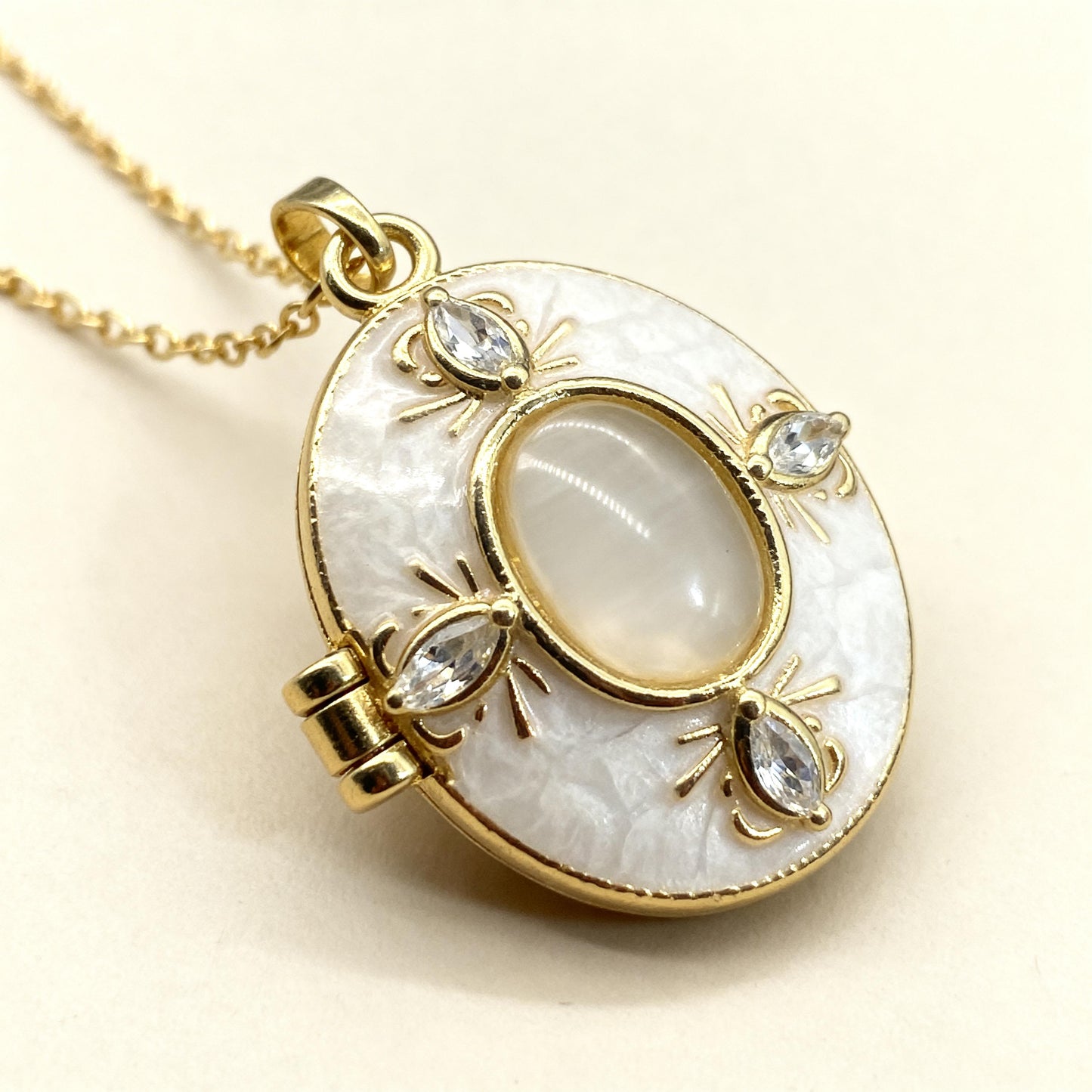 Pearl Style Oval Photo Locket Necklace – Personalized Keepsake Gift