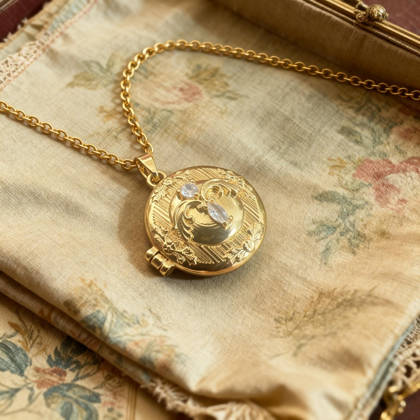 Vintage Round Photo Locket Necklace – Personalized Keepsake Gift
