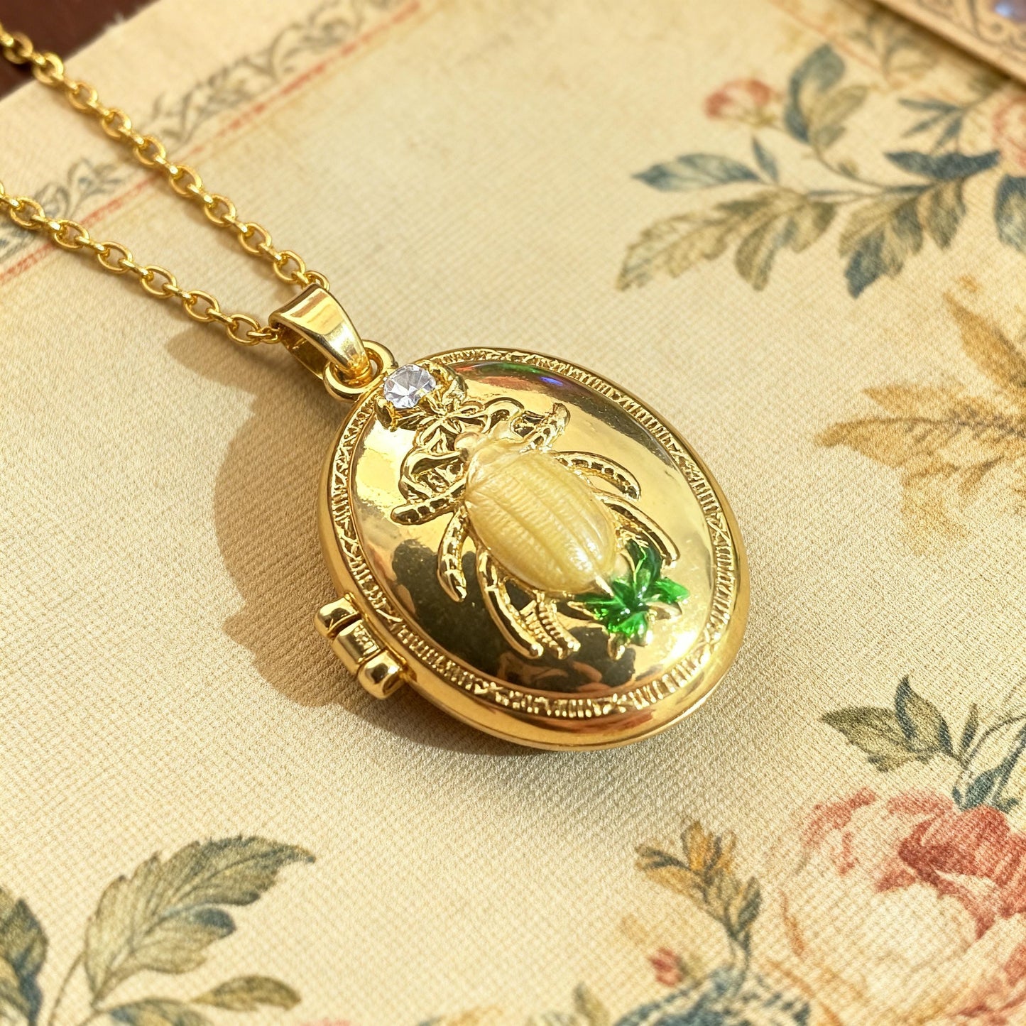 Firefly Oval Photo Locket Necklace – Personalized Keepsake Gift