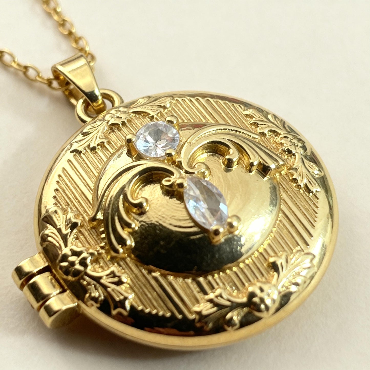 Vintage Round Photo Locket Necklace – Personalized Keepsake Gift