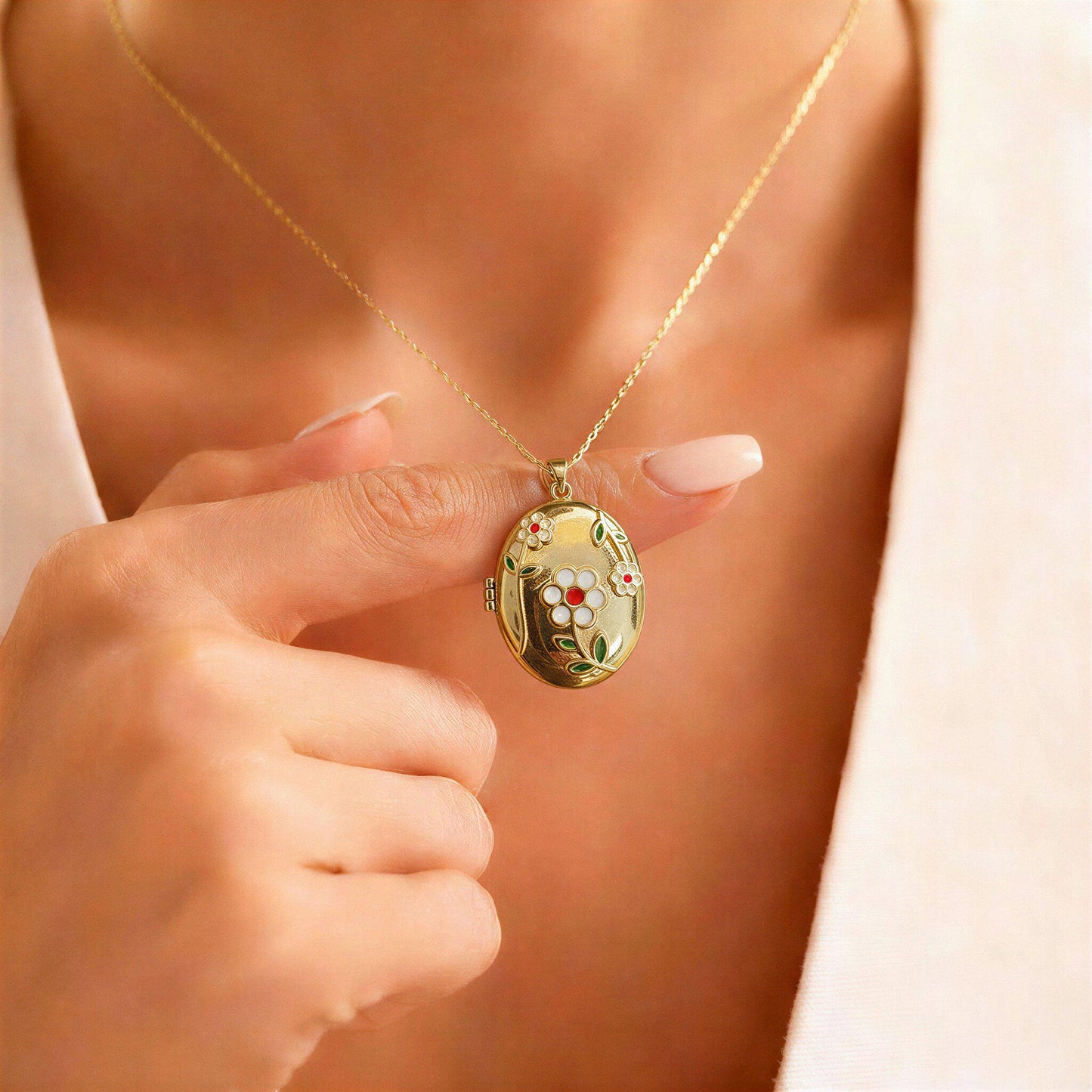 Daisy Oval Photo Locket Necklace – Personalized Keepsake Gift