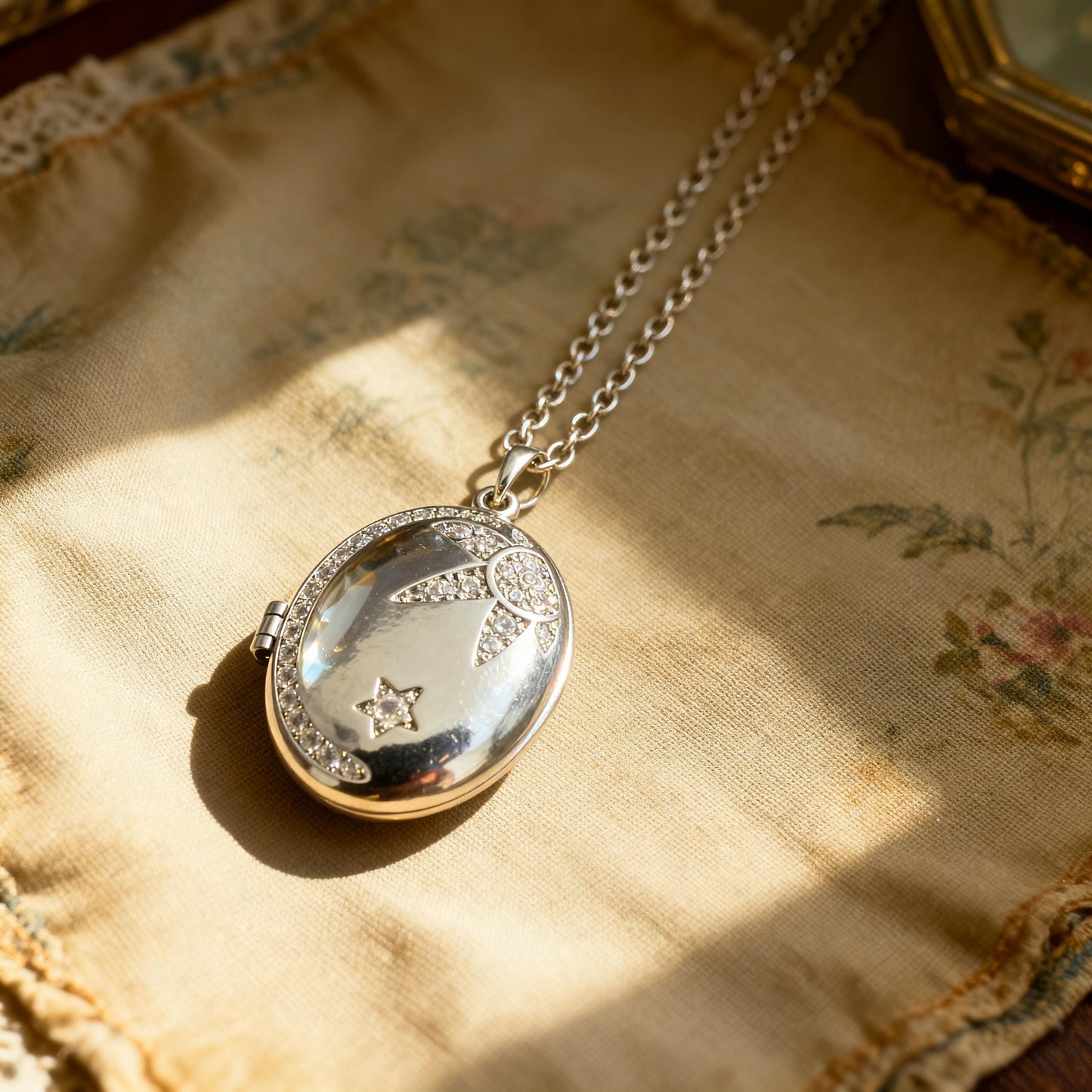 Crystal Star Oval Photo Locket Necklace – Personalized Keepsake Gift