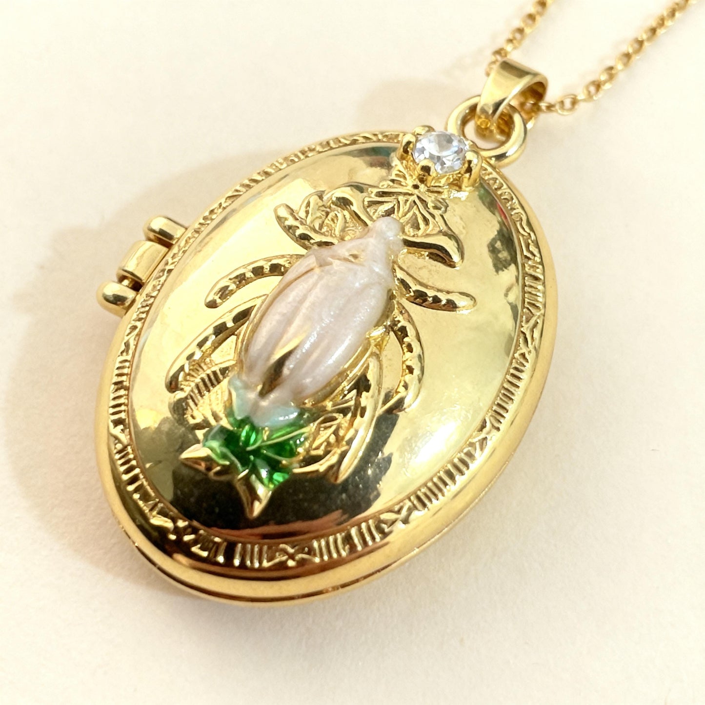 Firefly Oval Photo Locket Necklace – Personalized Keepsake Gift