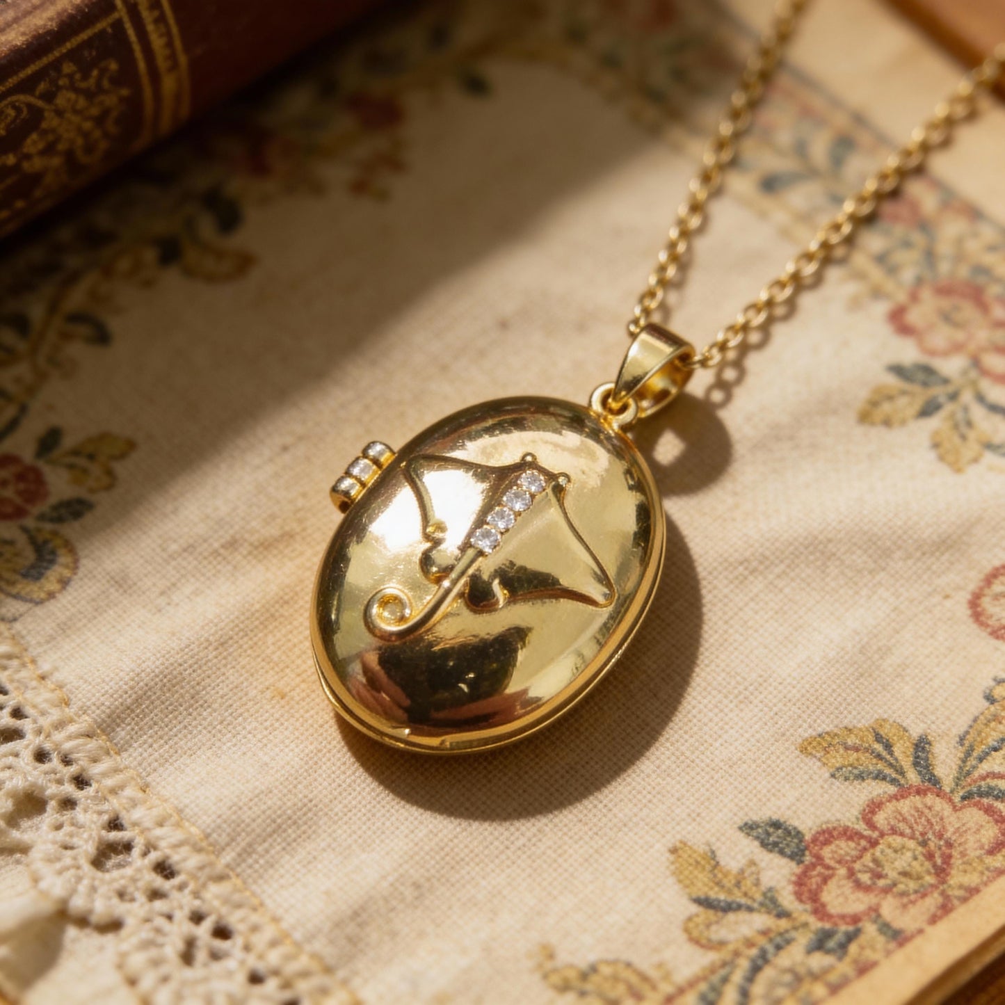 Manta Ray Oval Photo Locket Necklace – Personalized Keepsake Gift