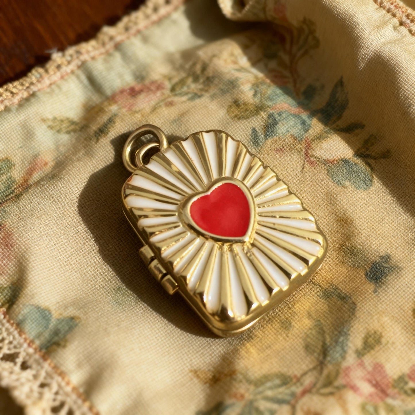 Retro Heart Photo Locket Necklace – Personalized Keepsake Gift