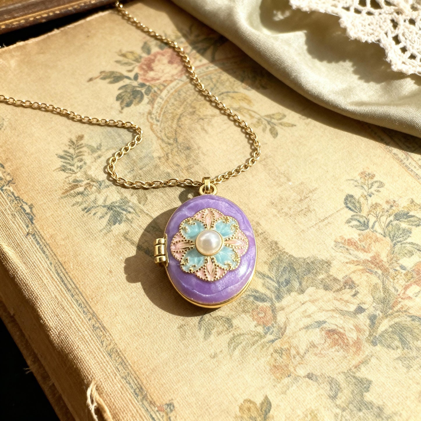 Vintage Pearl Oval Photo Locket Necklace – Personalized Keepsake Gift