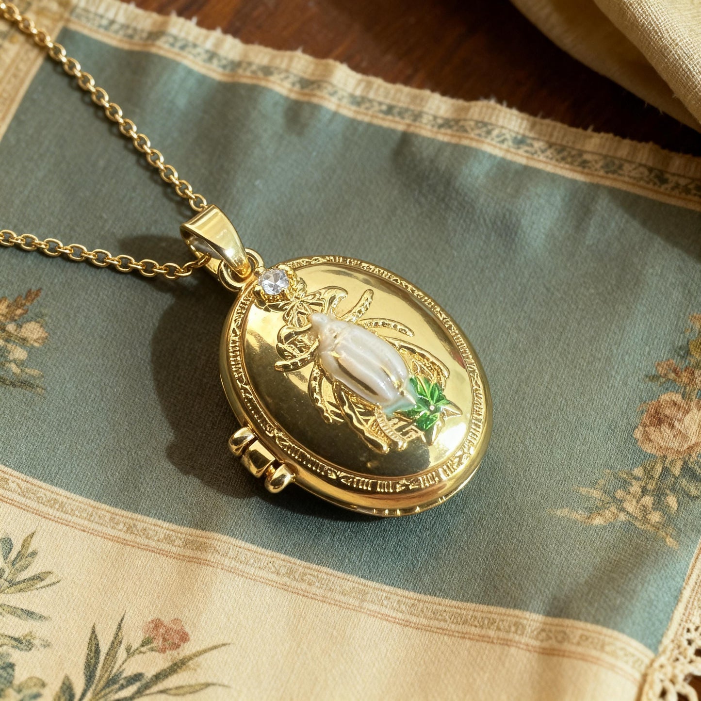 Firefly Oval Photo Locket Necklace – Personalized Keepsake Gift