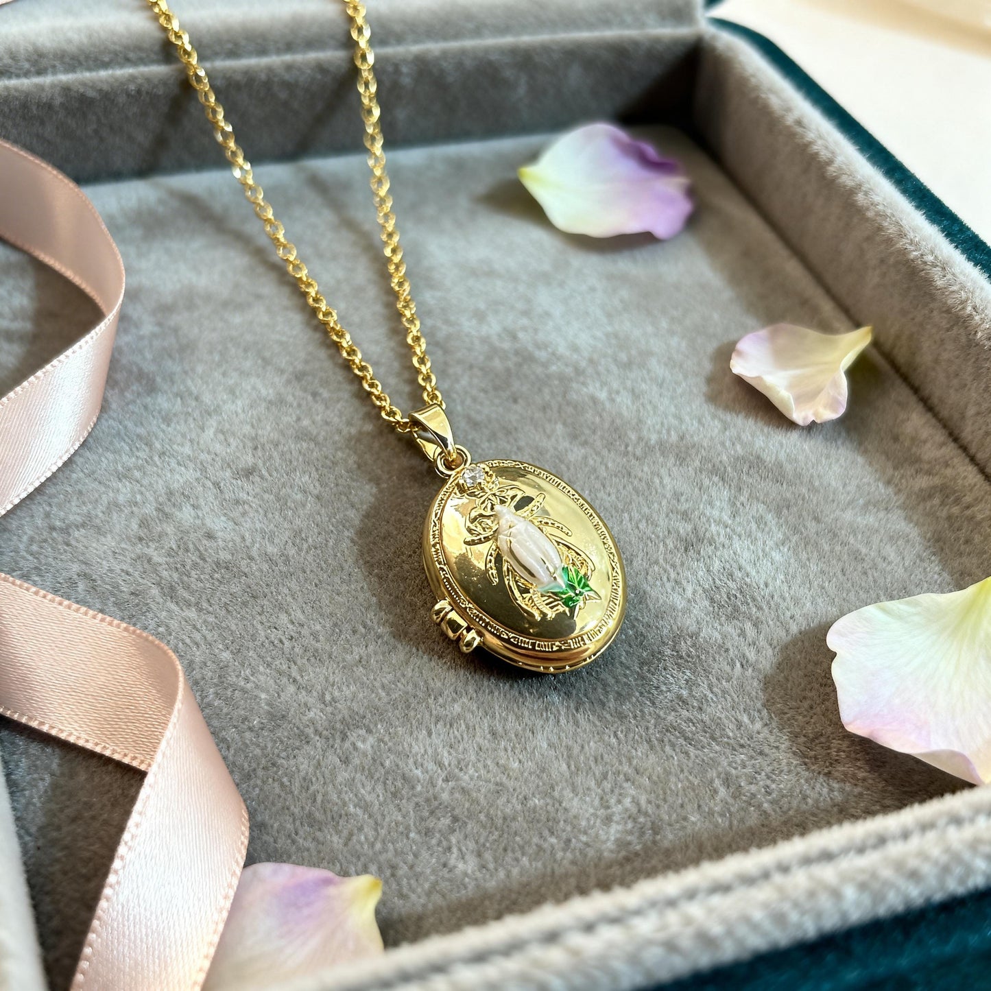 Firefly Oval Photo Locket Necklace – Personalized Keepsake Gift