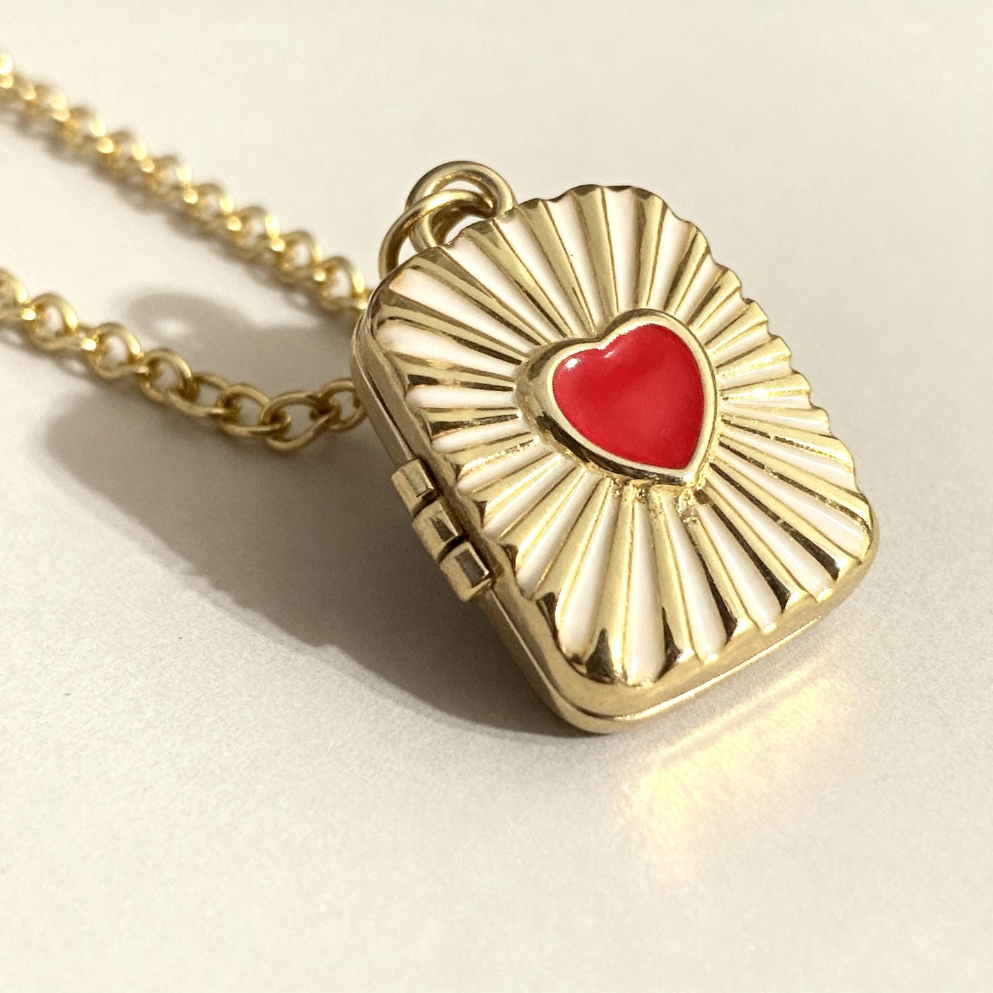 Retro Heart Photo Locket Necklace – Personalized Keepsake Gift