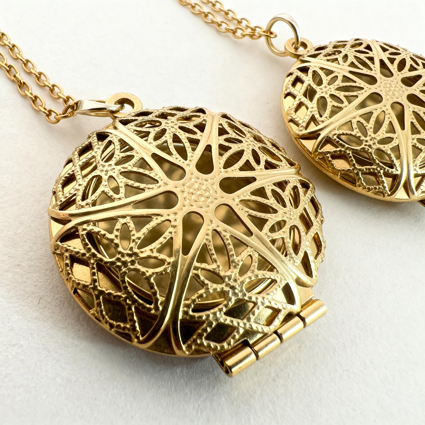 Filigree Round Photo Locket Necklace – Personalized Keepsake Gift