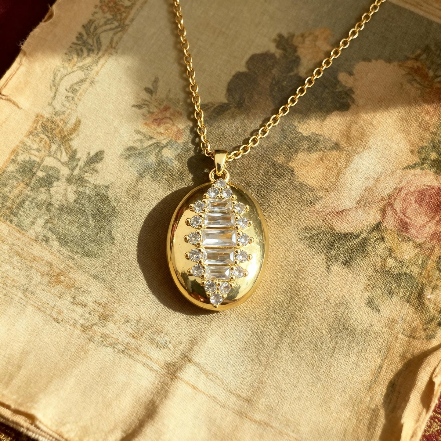 Crystal Oval Photo Locket Necklace – Personalized Keepsake Gift