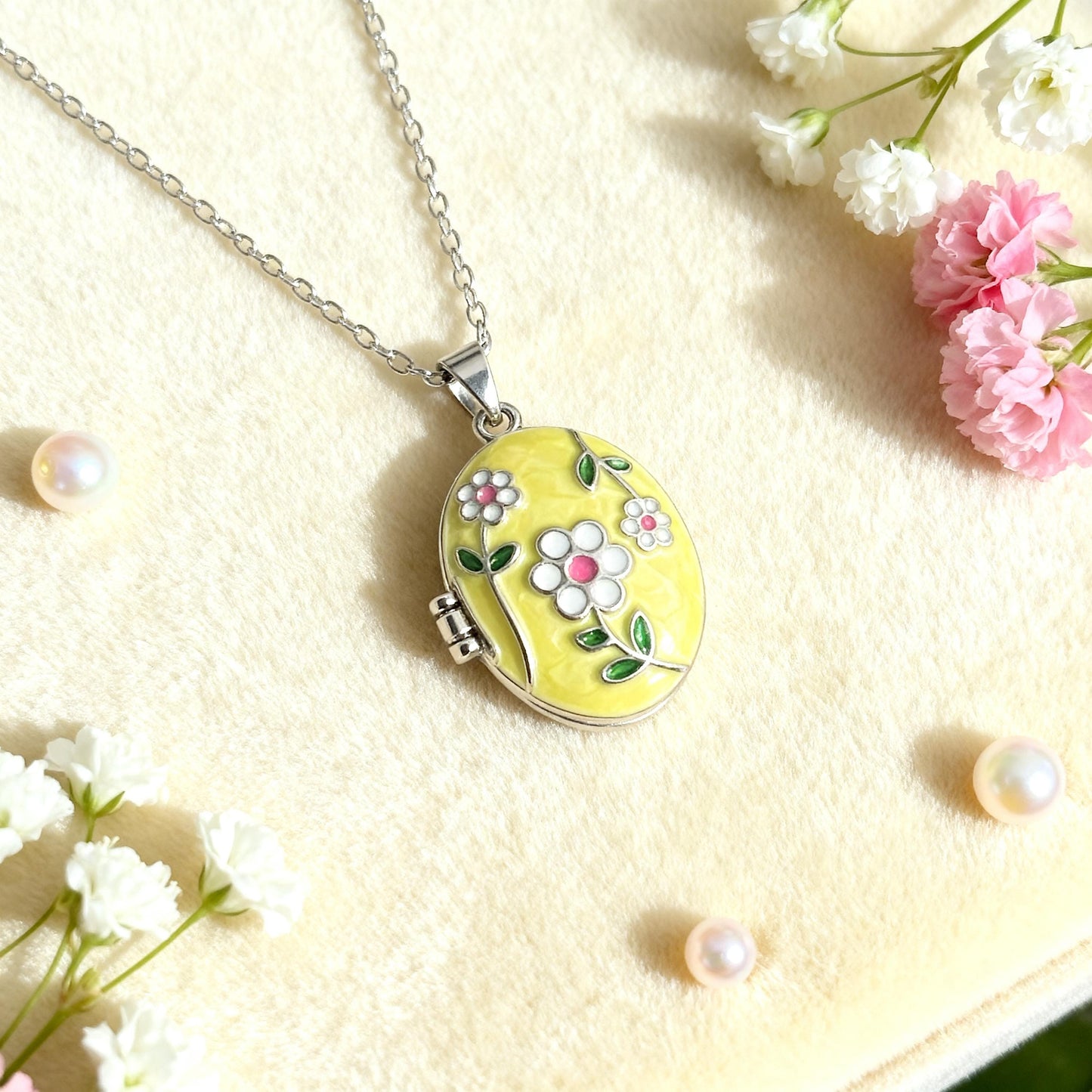 Daisy Floral Oval Photo Locket Necklace – Personalized Keepsake Gift