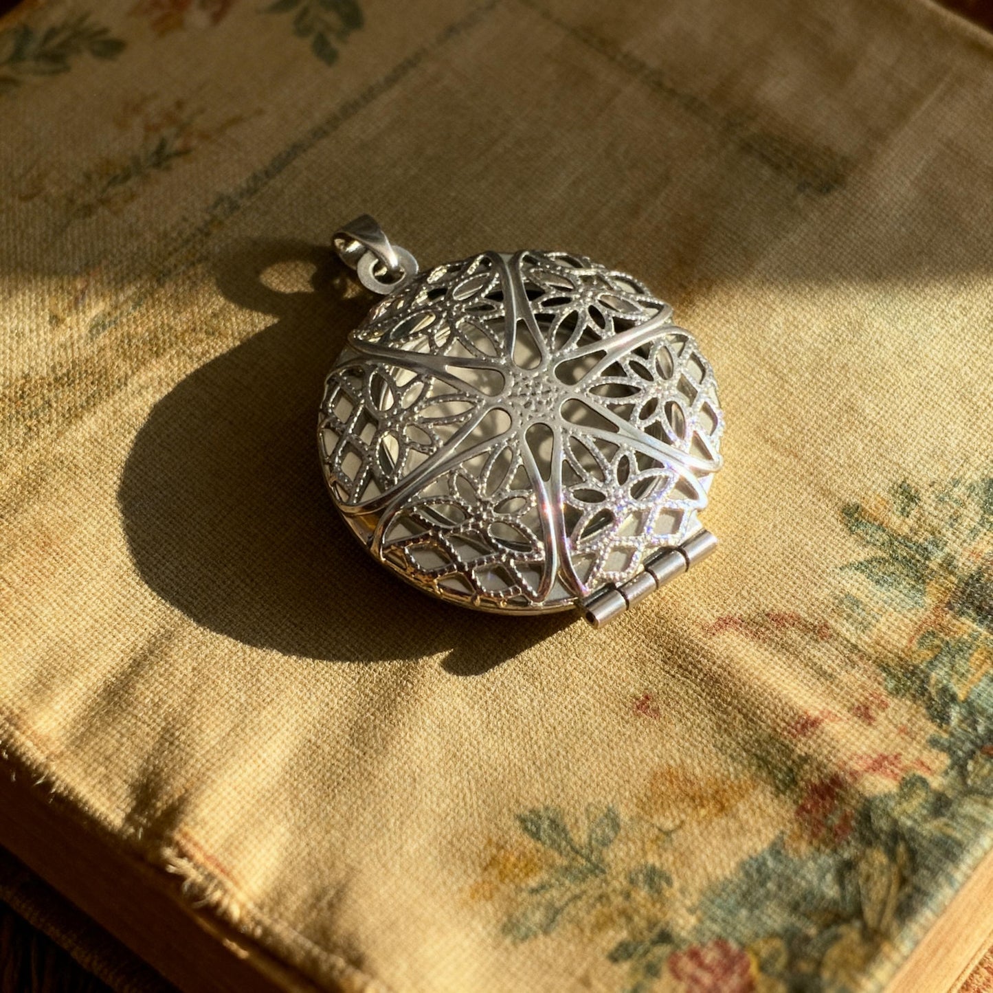 Filigree Round Photo Locket Necklace – Personalized Keepsake Gift