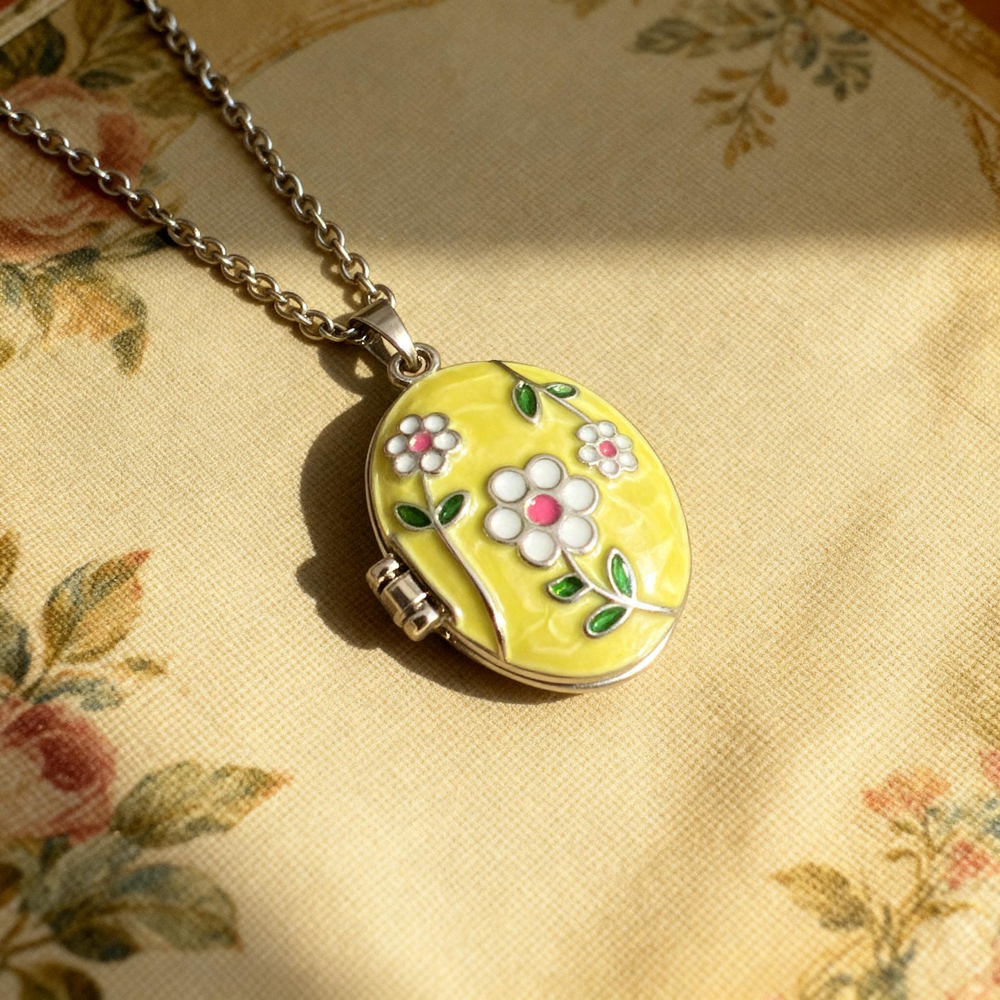 Daisy Floral Oval Photo Locket Necklace – Personalized Keepsake Gift