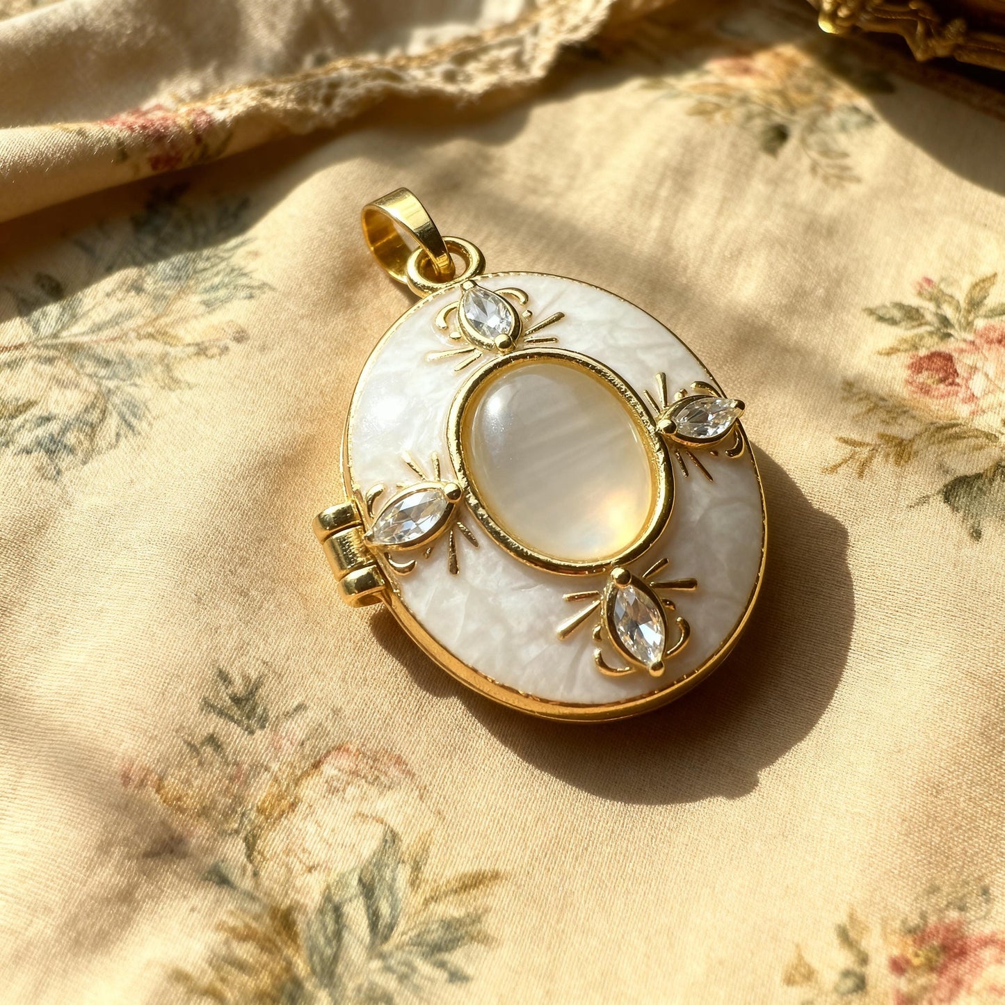 Pearl Style Oval Photo Locket Necklace – Personalized Keepsake Gift