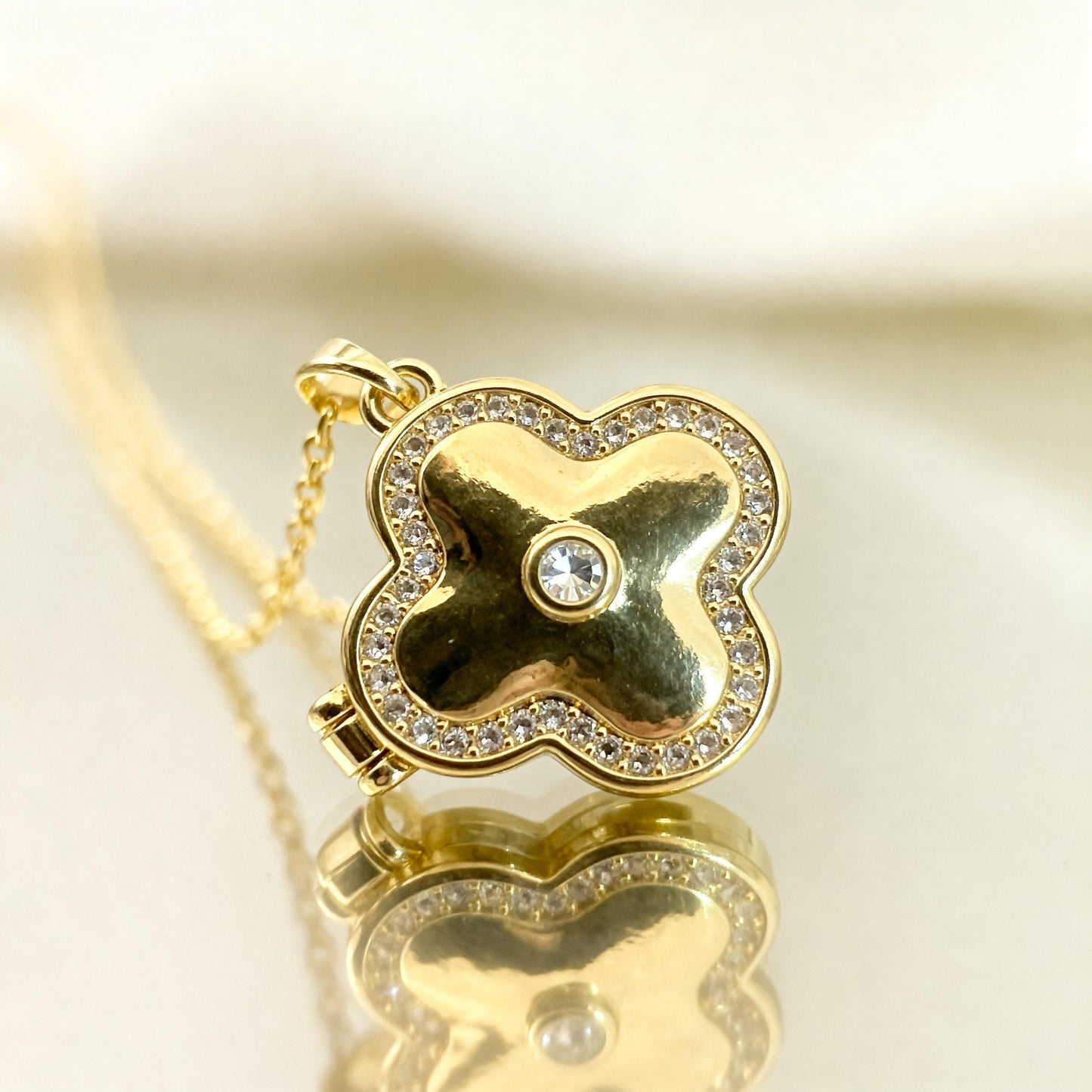 Clover Photo Locket Necklace – Personalized Keepsake Gift