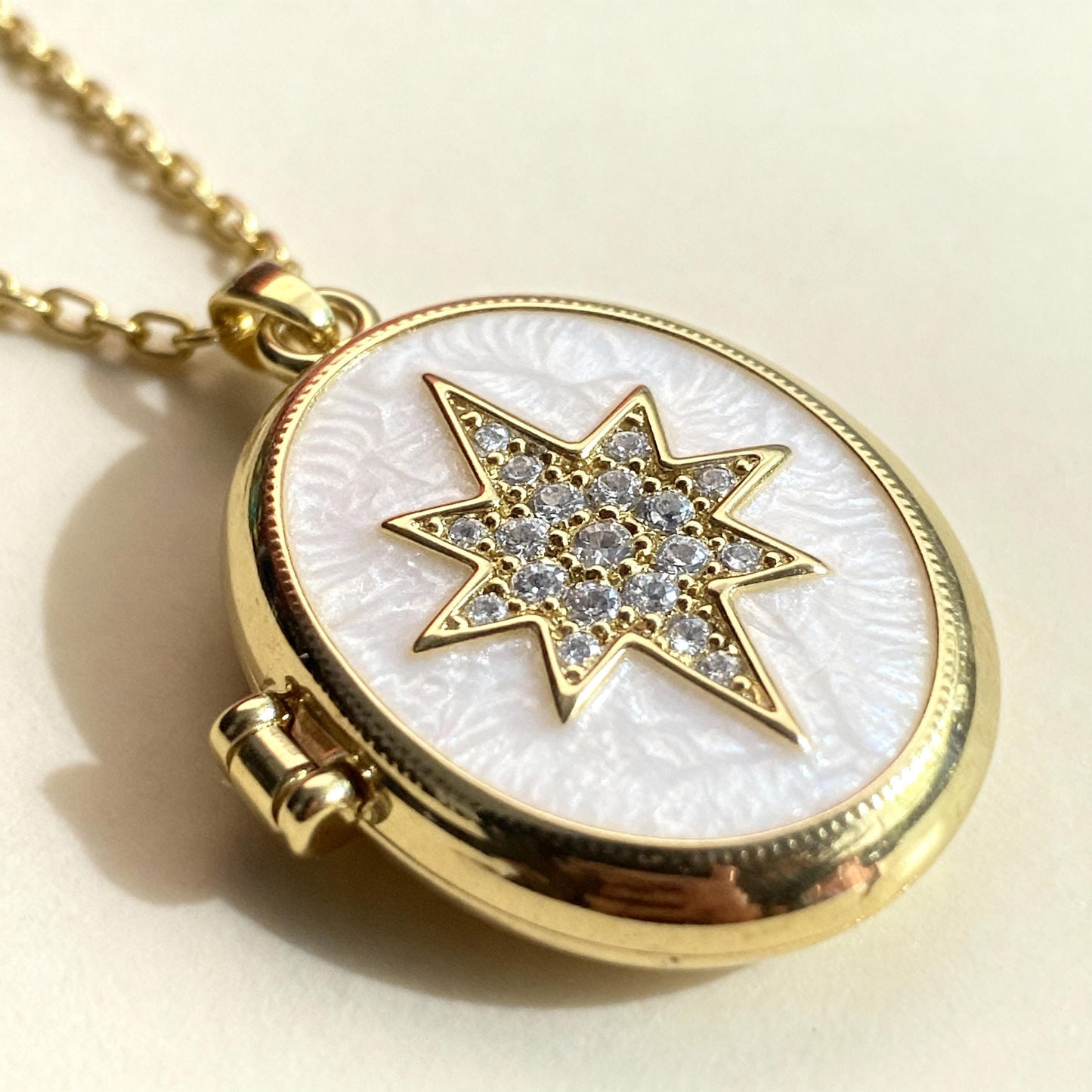 White Star Oval Photo Locket Necklace – Personalized Keepsake Gift