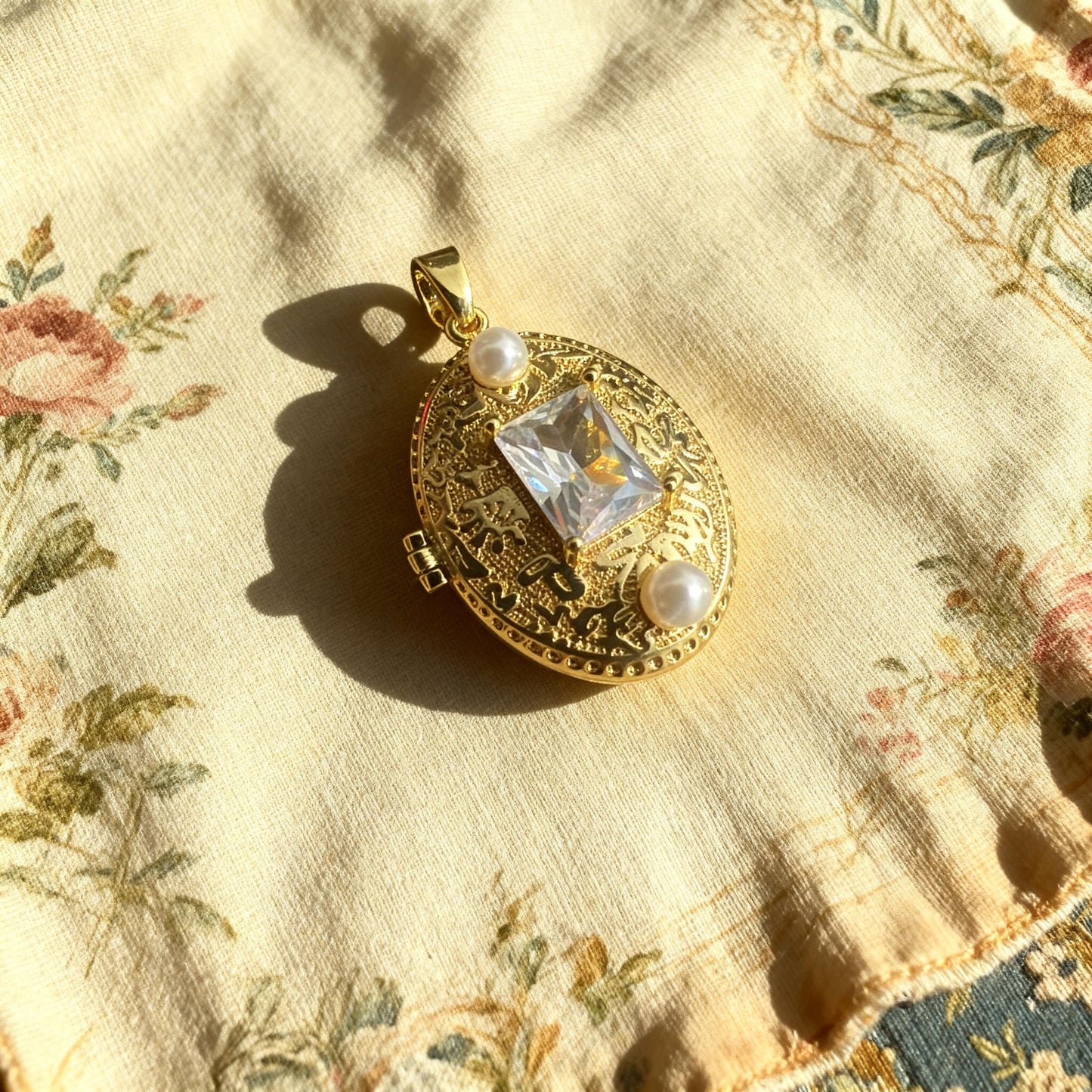 Crystal Pearl Oval Photo Locket Necklace – Personalized Keepsake Gift