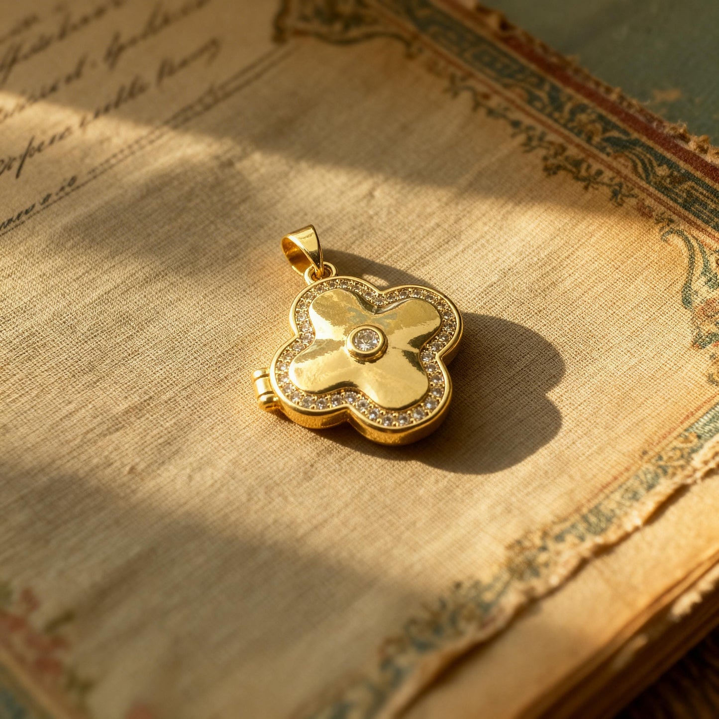 Clover Photo Locket Necklace – Personalized Keepsake Gift