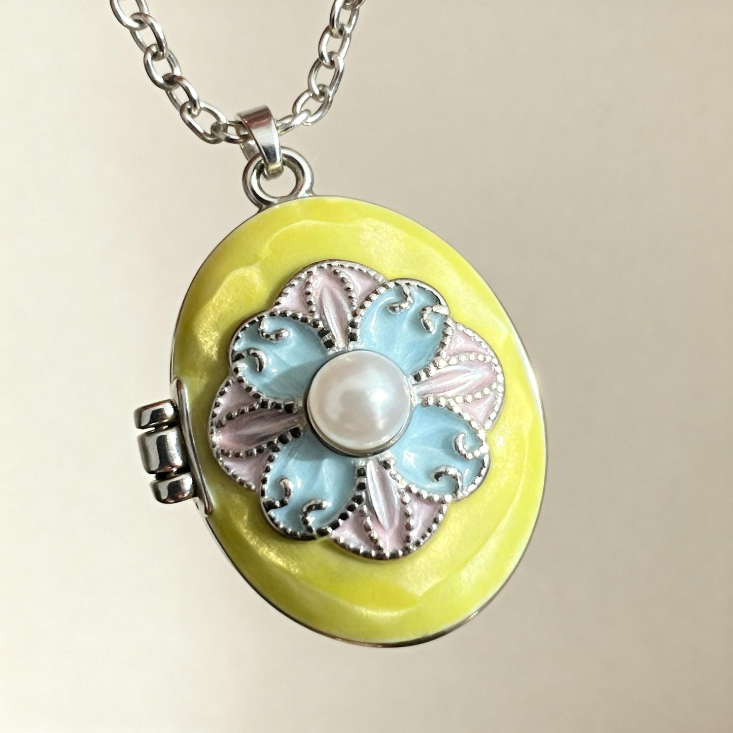 Pastel Pearl Floral Oval Photo Locket Necklace – Personalized Keepsake Gift