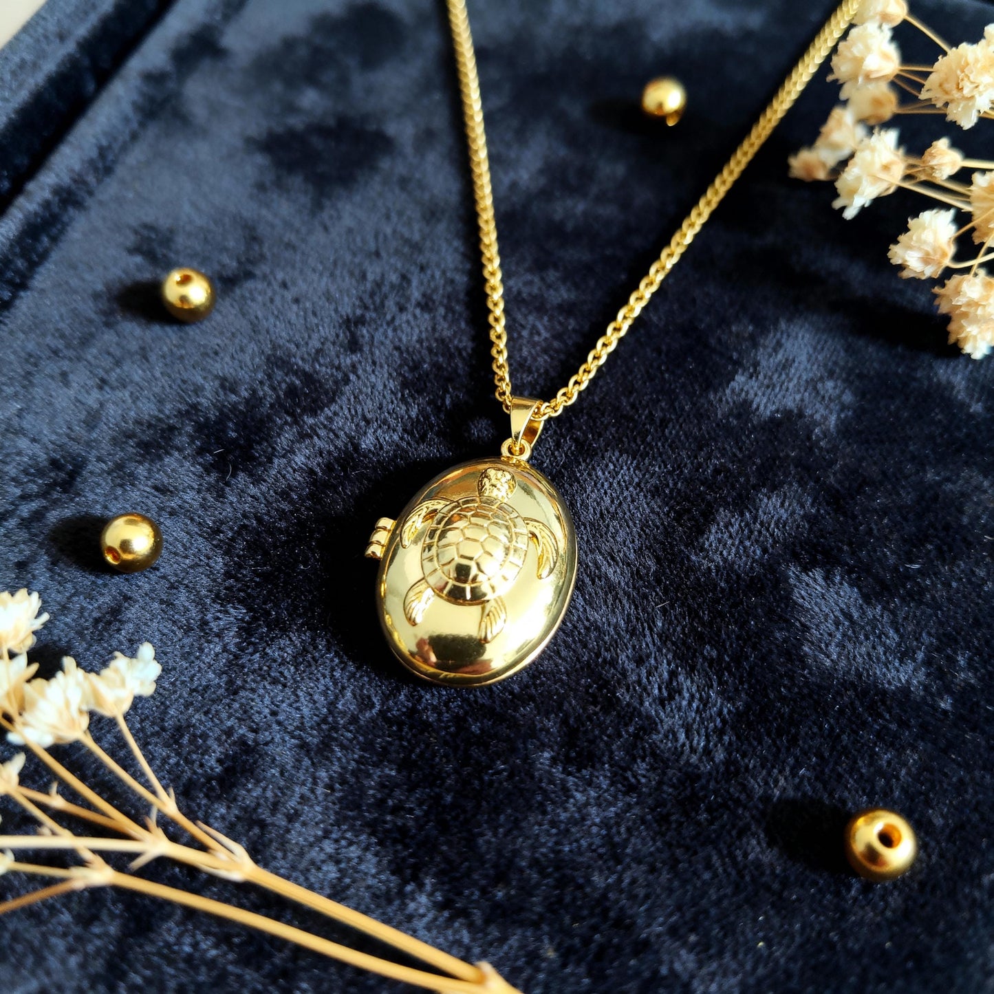 Sea Turtle Oval Photo Locket Necklace – Personalized Keepsake Gift