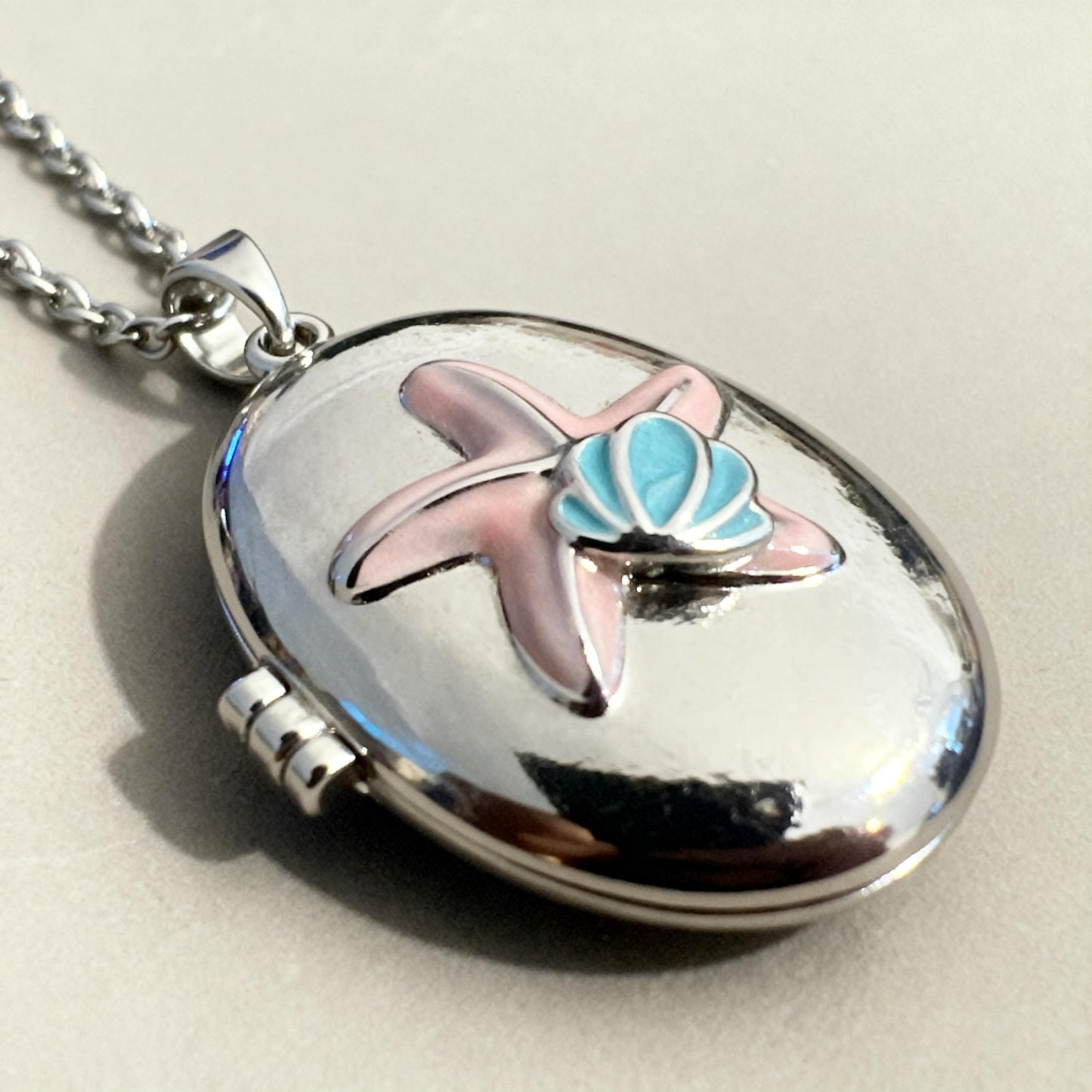 Seashell Starfish Oval Photo Locket Necklace – Personalized Keepsake Gift