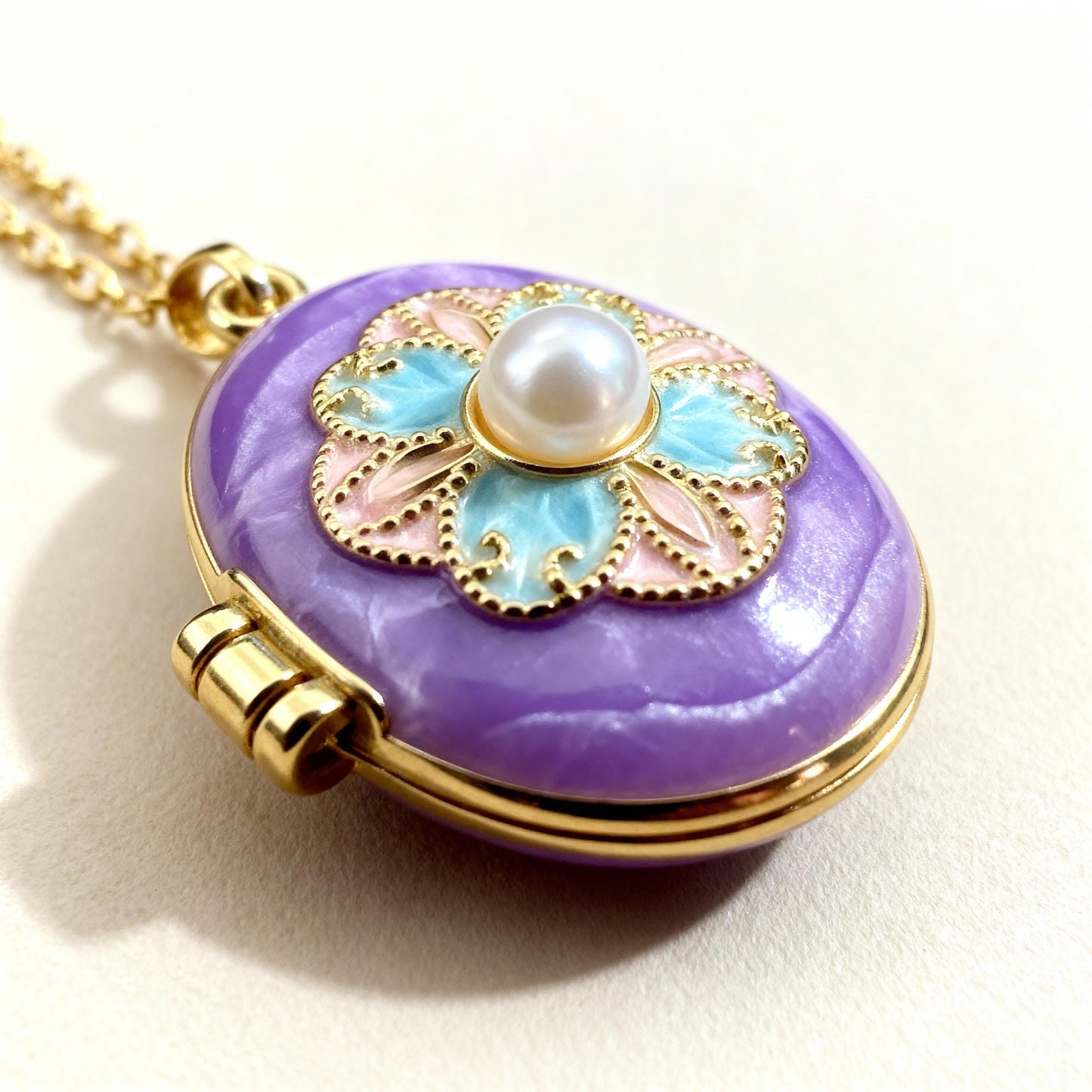 Vintage Pearl Oval Photo Locket Necklace – Personalized Keepsake Gift