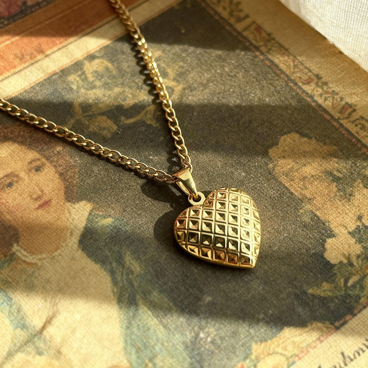 Classic Heart Photo Locket Necklace – Personalized Keepsake Gift