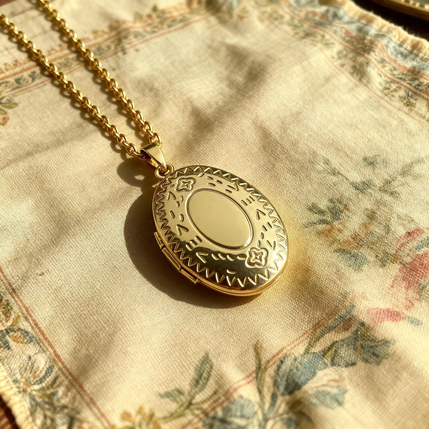 Vintage Engraved Oval Photo Locket Necklace – Personalized Keepsake Gift