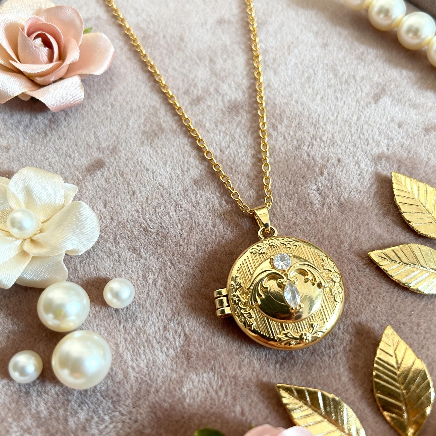 Vintage Round Photo Locket Necklace – Personalized Keepsake Gift