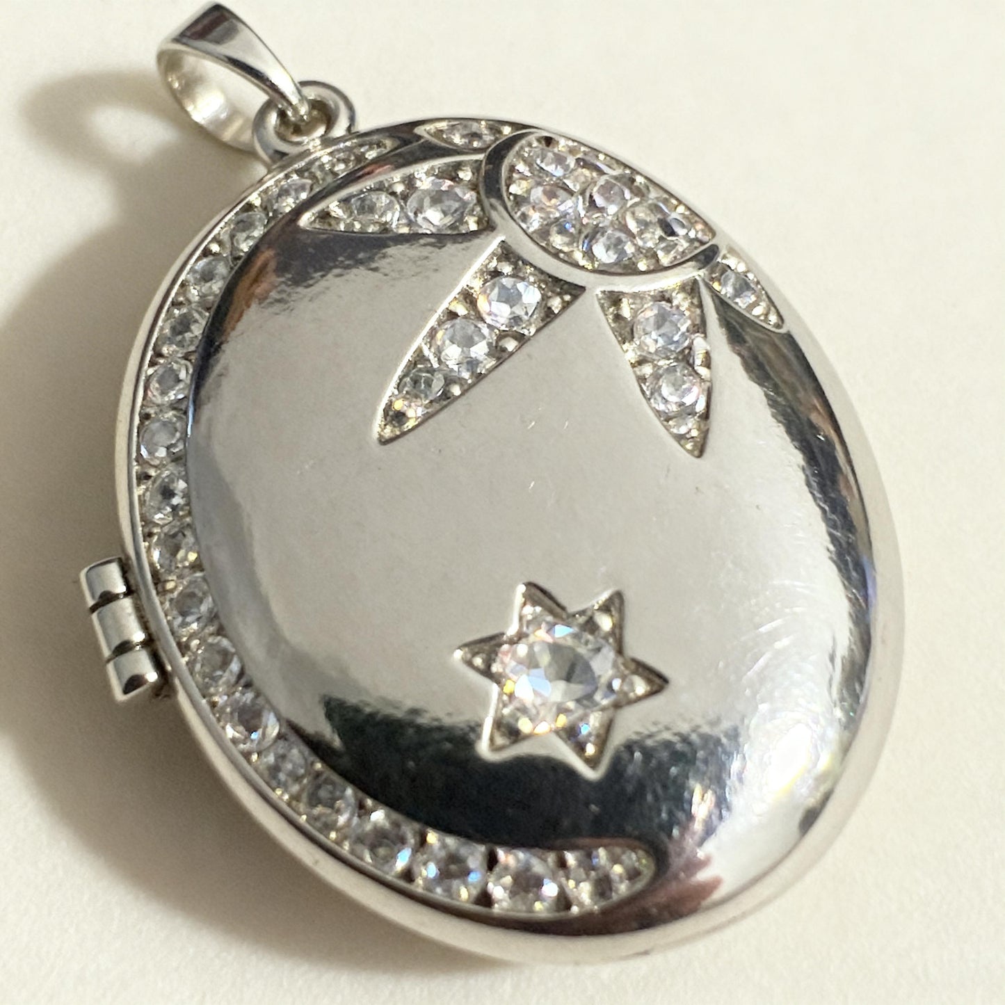 Crystal Star Oval Photo Locket Necklace – Personalized Keepsake Gift