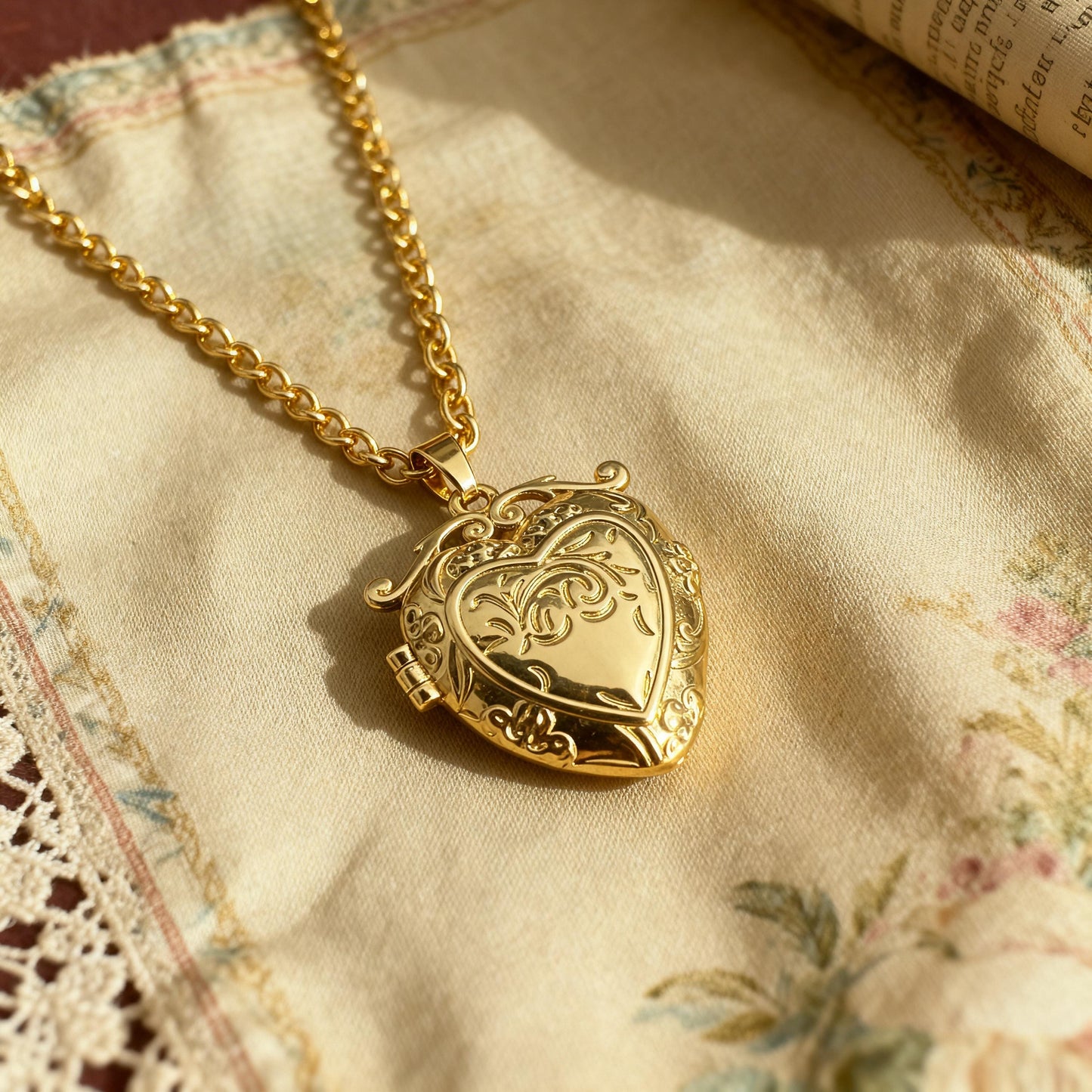 Vintage Heart Photo Locket Necklace – Personalized Keepsake Gift
