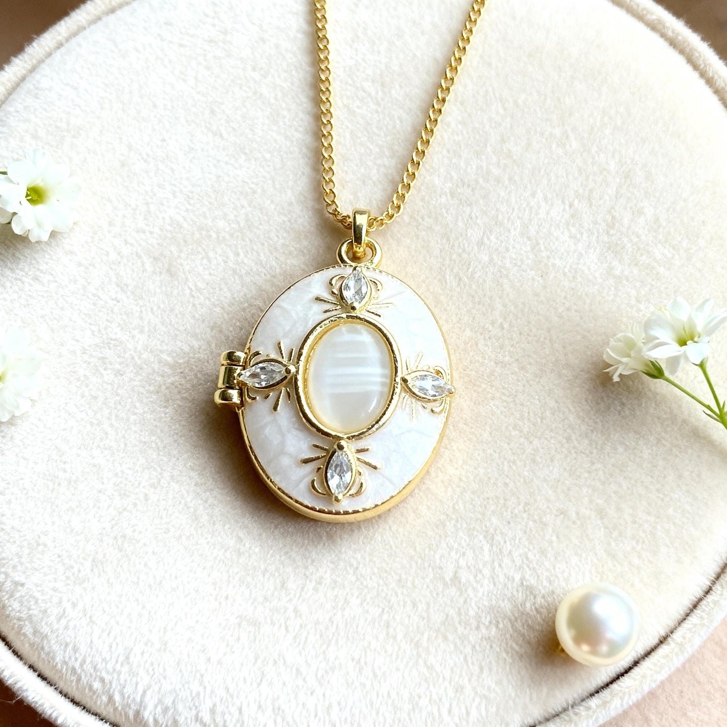 Pearl Style Oval Photo Locket Necklace – Personalized Keepsake Gift